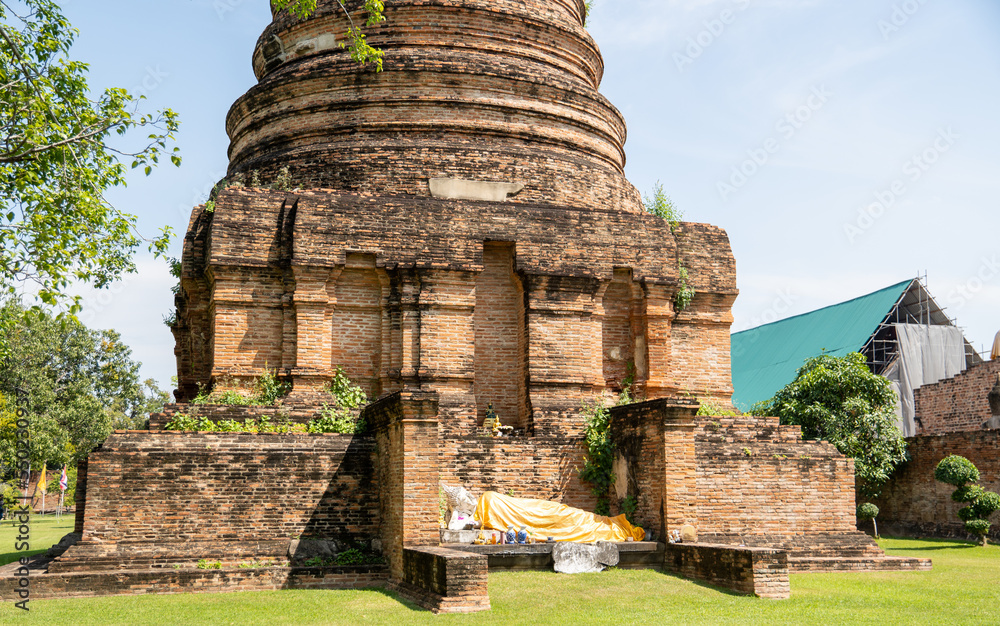 historische und alte Ruinen von Chedis, buddhas und Tempeln in der früheren Hauptstadt vom Königreich Siam, Ayutthaya (historic and ancient ruins of some temples in Ayutthaya)