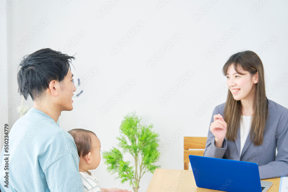 家でセールスレディと会話する男性