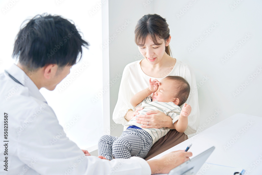 検診を受ける赤ちゃん 検診を受ける赤ちゃん