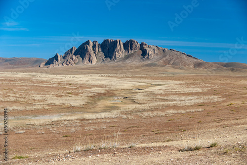 Felsformation am Horizont in der Steppenlandschaft der W  ste Gobi  Mongolei  Zentralasien