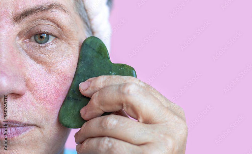 Foto Stock elder senior lady after 50 years old woman doing facial