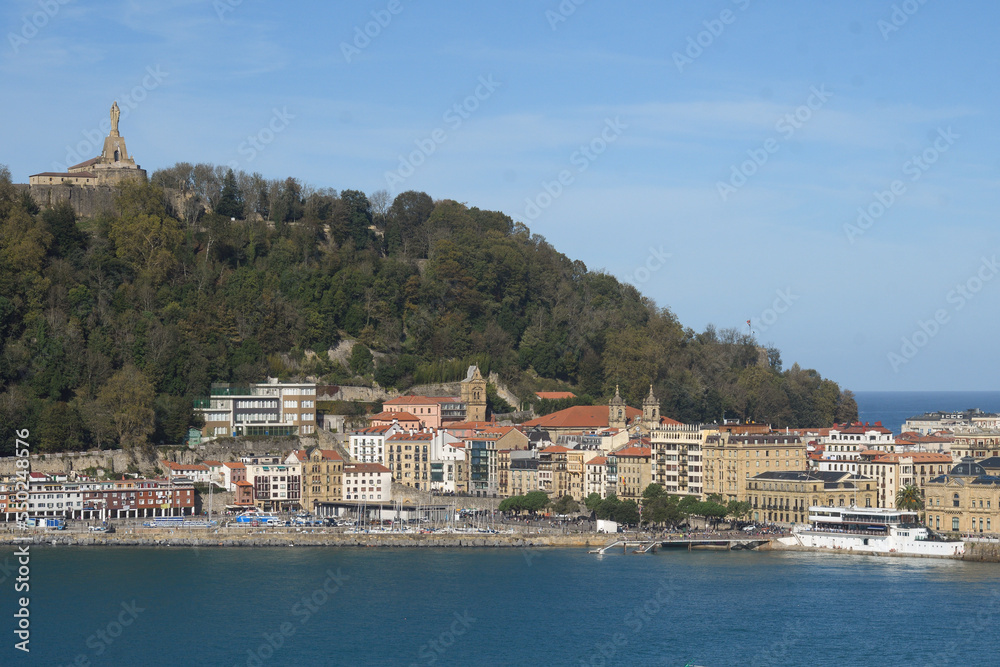 Obraz premium panoramic view of the old town of San Sebastian with Mount Urgul in the background