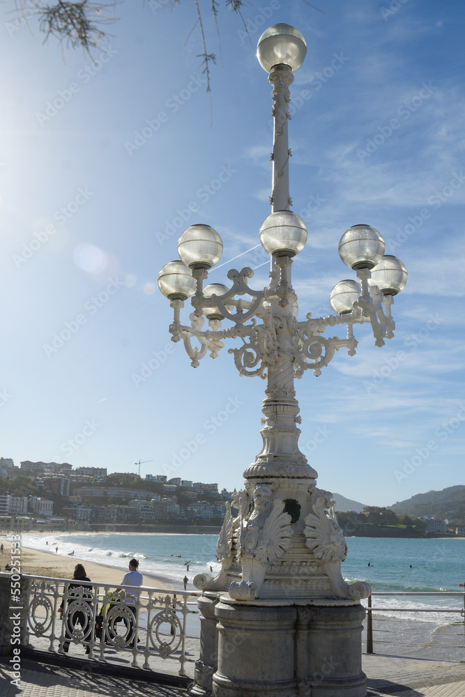 Naklejka premium Lampposts of La Concha promenade in San Sebastian