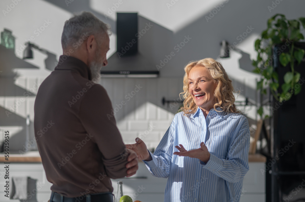 Obraz premium A man a nd a woman talking and looking involved