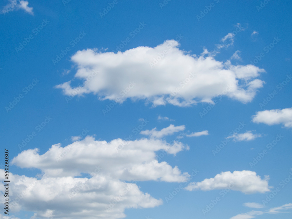 Fototapeta premium White clouds against a blue sky