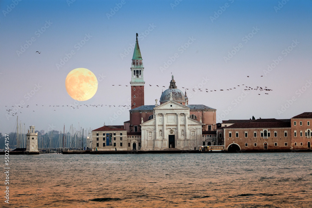 Venezia. Isola di San Giorgio Maggiore con luna e scia di gabbiani in emigrazione
