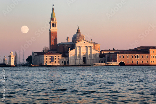 Venezia. Isola di San Giorgio Maggiore con la Basilica e la luna al tramonto