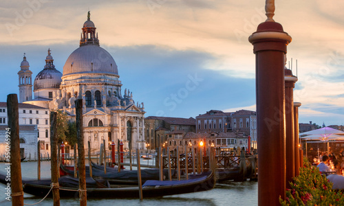 Venezia. Facciata della Salute sul Canal Grande con gondole e pali al crepuscolo © Guido