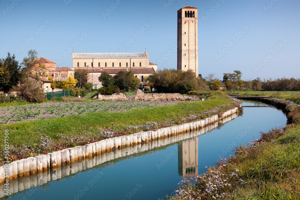 Torcello, Venezia. Canale con Torre e Chiesa Di Santa Maria Assunta 