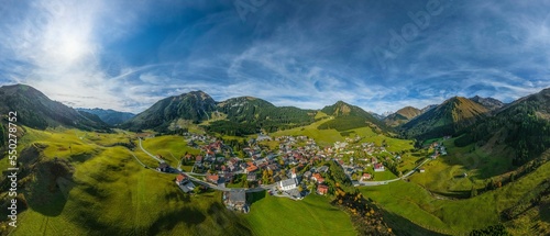 Berwang im Tiroler Außerfern in der herbstlichen Nachmittagssonne