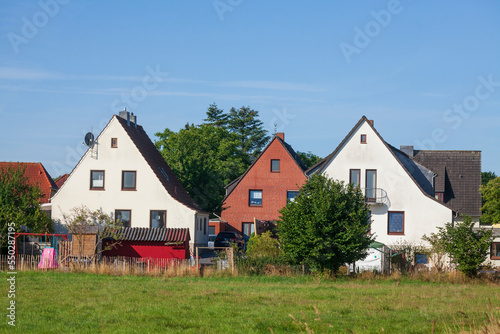 Wallpaper Mural Wohnhäuser, Einfamilienhäuser, Wohngebäude,  Weide, Osterholz-Scharmbeck, Niedersachsen, Deutschland Torontodigital.ca