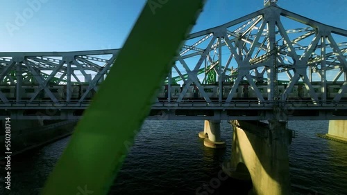 한강 철교를 지나가는 전철