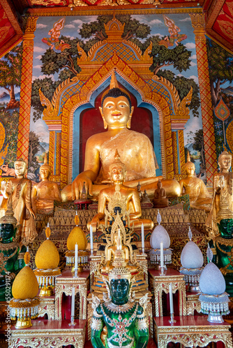 Überdimensionale goldene Buddhastatue in einer Tempelanlage im Zentrum Chiang Mai's, Thailand, Asien. 