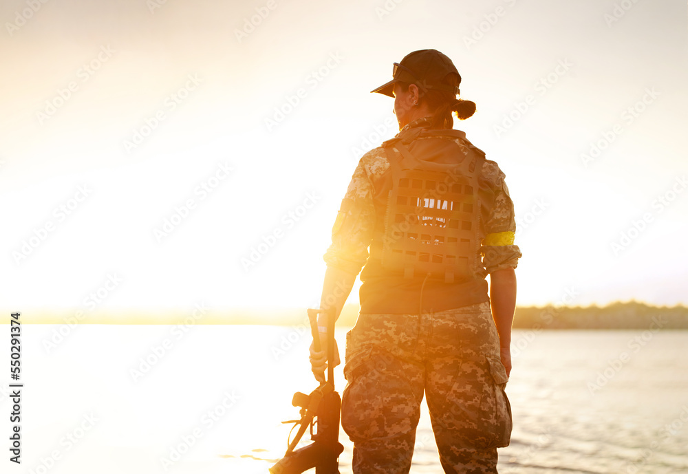 Naklejka premium Ukrainian military woman with the gun in her hands 