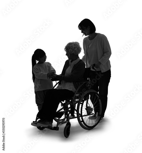 家族と話す車椅子のシニア女性　シルエット