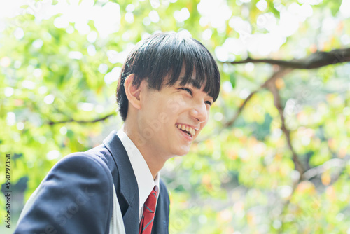 秋 公園 男子高校生
