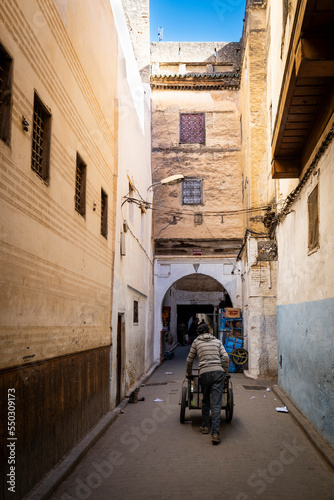 Paseando por las calles del  Zoco de Fez (Marruecos)
