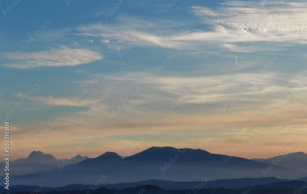 Montagne dell’Appennino nel cielo azzurro e colorato della sera