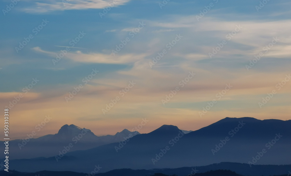 Fototapeta premium Montagne dell’Appennino nel cielo azzurro e colorato della sera