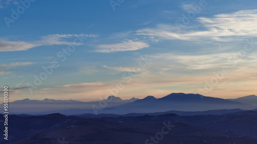 Montagne dell   Appennino nel cielo azzurro e colorato della sera