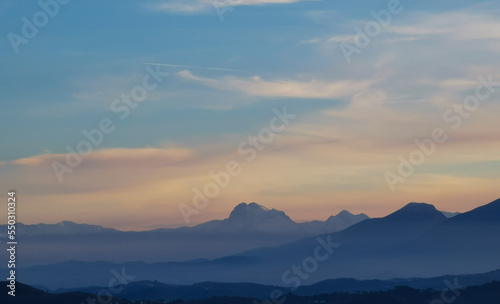 Montagne dell’Appennino nel cielo azzurro e colorato della sera © GjGj