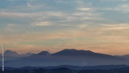Montagne dell’Appennino nel cielo azzurro e colorato della sera © GjGj