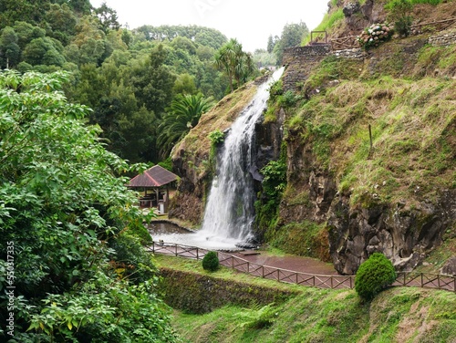 Cascade et jardin fleuri d hydrangea    Ribeira dos Caldeiroes sur la commune d Achada sur l   le de Sao Miguel dans l archipel des A  ores