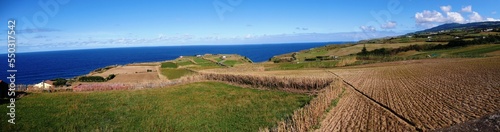 Photo panoramique sur les falaises de basalte de Fenais da Ajuda sur l'île de Sao Miguel dans l'archipel des Açores au Portugal