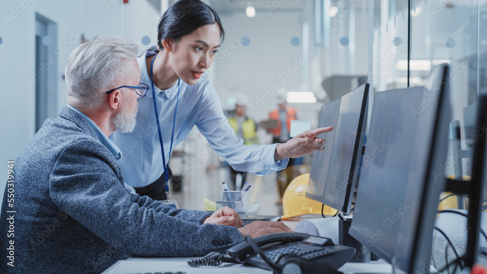 Obraz premium Factory Office Room: Industrial Engineers Discussing Development Model of a Heavy Industry Machine Part on a Computer 3D Software. Modern Technological Industry 4.0 Research and Development Center.