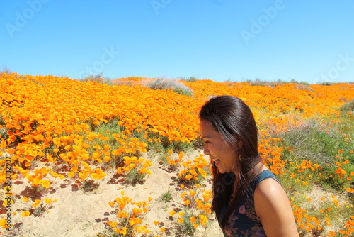 Foto Happy woman, Antelope Valley California Poppy Reserve State Natural Reserve