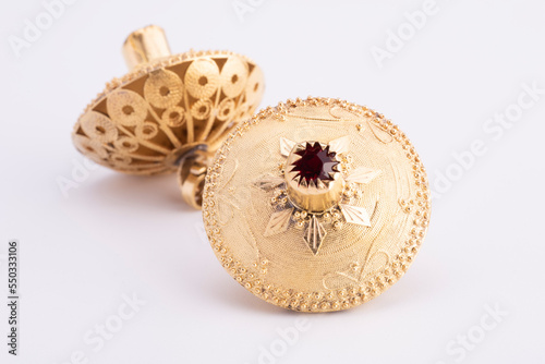 Gioiello, bottone tradizionale sardo in oro su fondo bianco photo