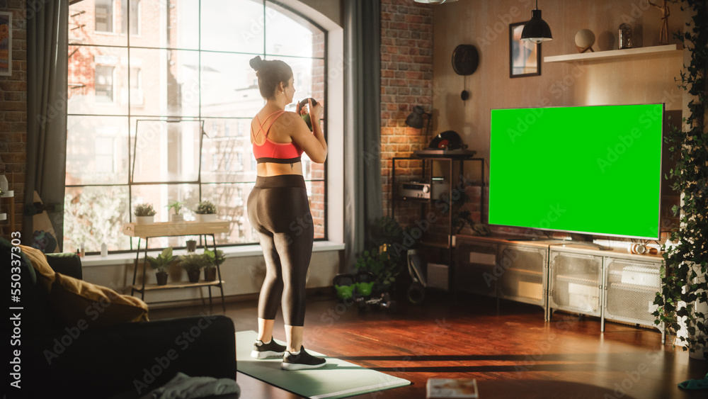 Home Gym: Gorgeous Plus Size Body Positive Girl Training with Using Green  Mock-up TV Screen. Authentic Woman Uses Workout Service Fitness App,  Streaming Virtual Training with Chroma Key Television foto de Stock