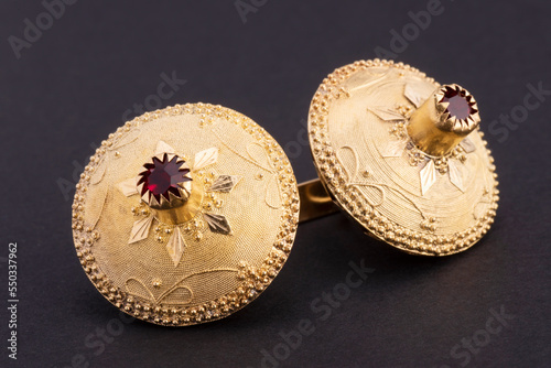 Gioiello, bottone tradizionale sardo in oro su fondo nero
