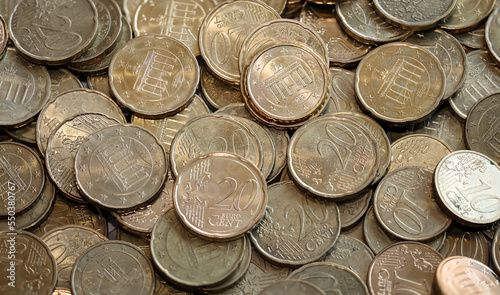 Viele Münzen, Euro Währung auf einem Haufen liegend.
 photo