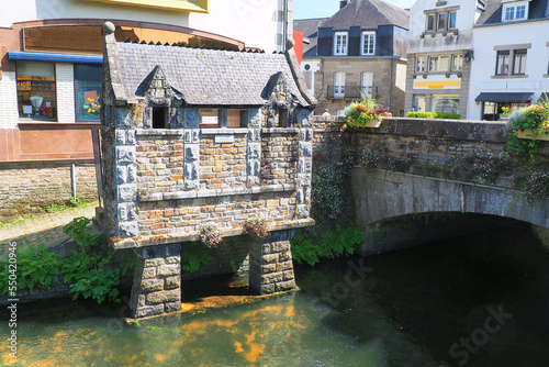 Pont-Aven, in Brittany, is a city known for all its famous painters. Leaning against the hold of the bridge, a charming little building attracts attention. These are the public toilets built in 1932