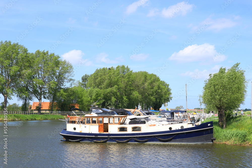 Boote auf der Yser bei Diksmuide