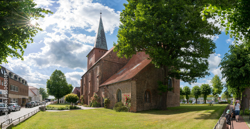 Kirche im Sommer