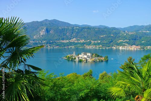 Blick auf die Insel Isola San Giulio im Orta-See in Italien - View of the island Isola San Giulio at the Lake Orta