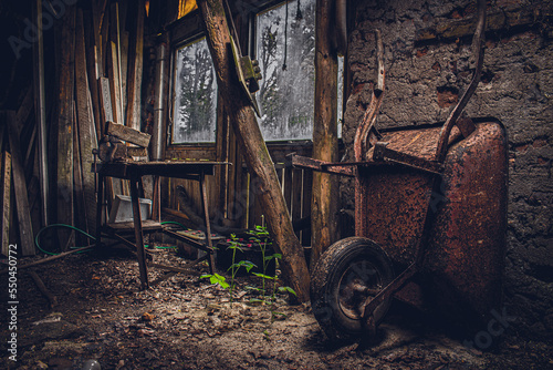 Valokuvatapetti old rusty wheelbarrow