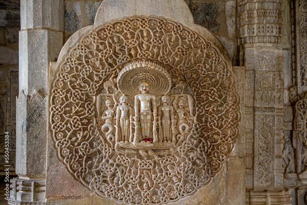 Naklejka premium Statues of people on the wall of ranakpur jain temple, India