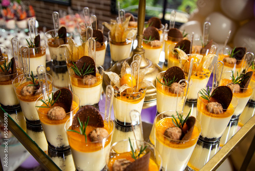 Canvastavla Passion fruit and cape gooseberry - Yellow fruit mousses on the dessert table fo