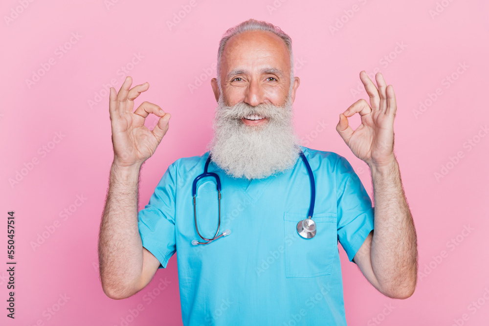 Photo of retired man pediatrician make okay sign advertise high quality clinic service isolated on pastel color background Photo of retired man pediatrician make okay sign advertise high quality clinic service isolated on pastel color background