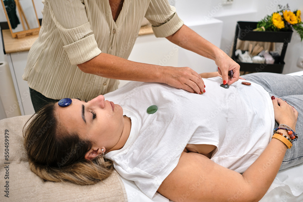 Obraz premium Energy therapy session. Healing of energy points