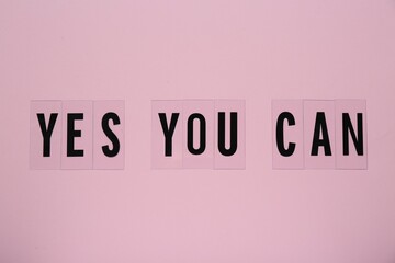 Gordijnen Quotes Yes you can quote roze  © New Africa