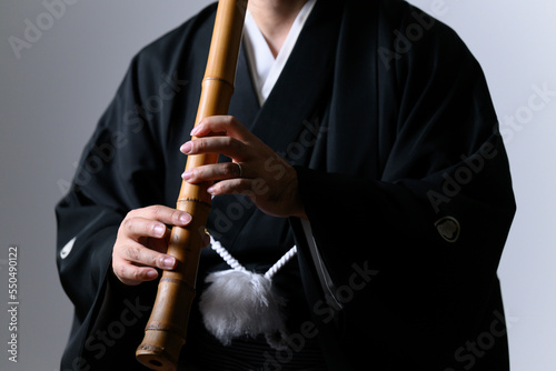 尺八を吹く日本人の中年男性