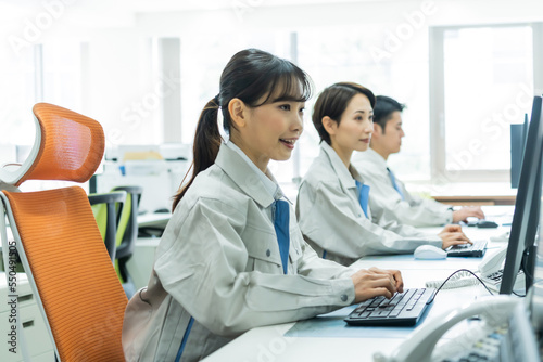 Behang パソコン作業をする日本人男性