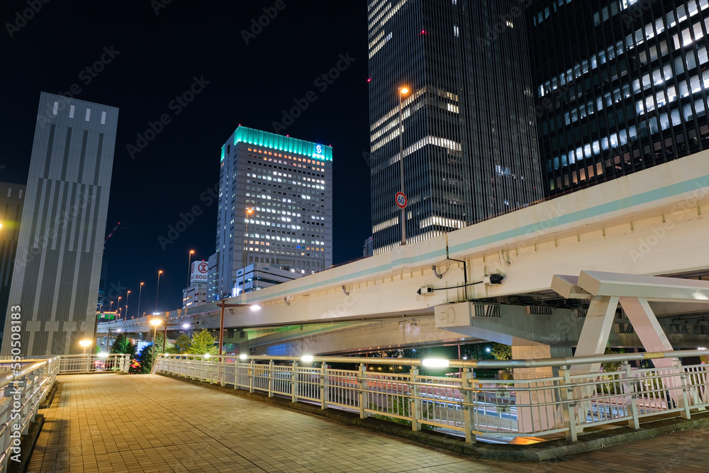 神奈川県横浜市 新高島のビル群と首都高速
