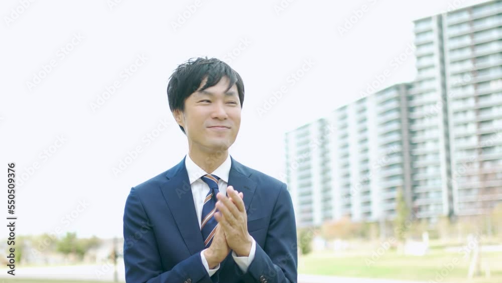 拍手するビジネスマン