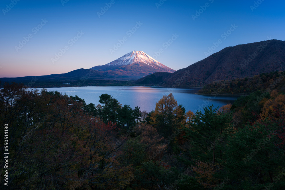紅葉の本栖湖と冠雪した富士山夕景 紅葉の本栖湖と冠雪した富士山夕景