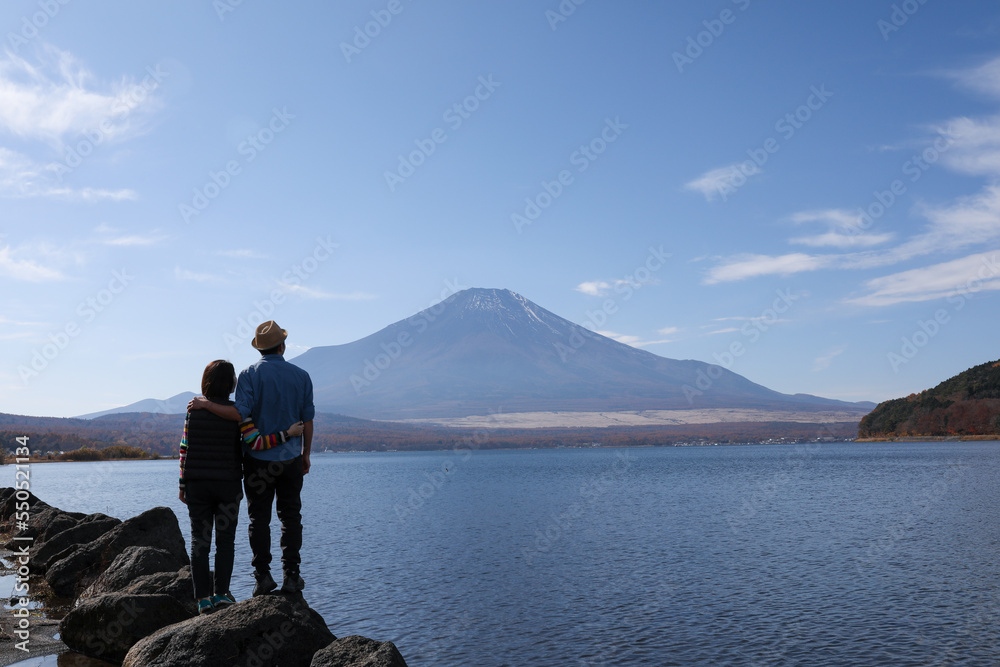 富士山の映る湖面にて恋人達の風景_1
